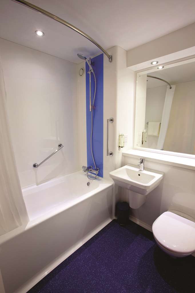 Travelodge Birmingham Dudley 部屋 写真