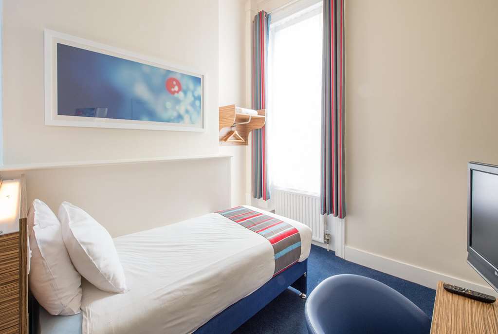 Travelodge Birmingham Dudley 部屋 写真